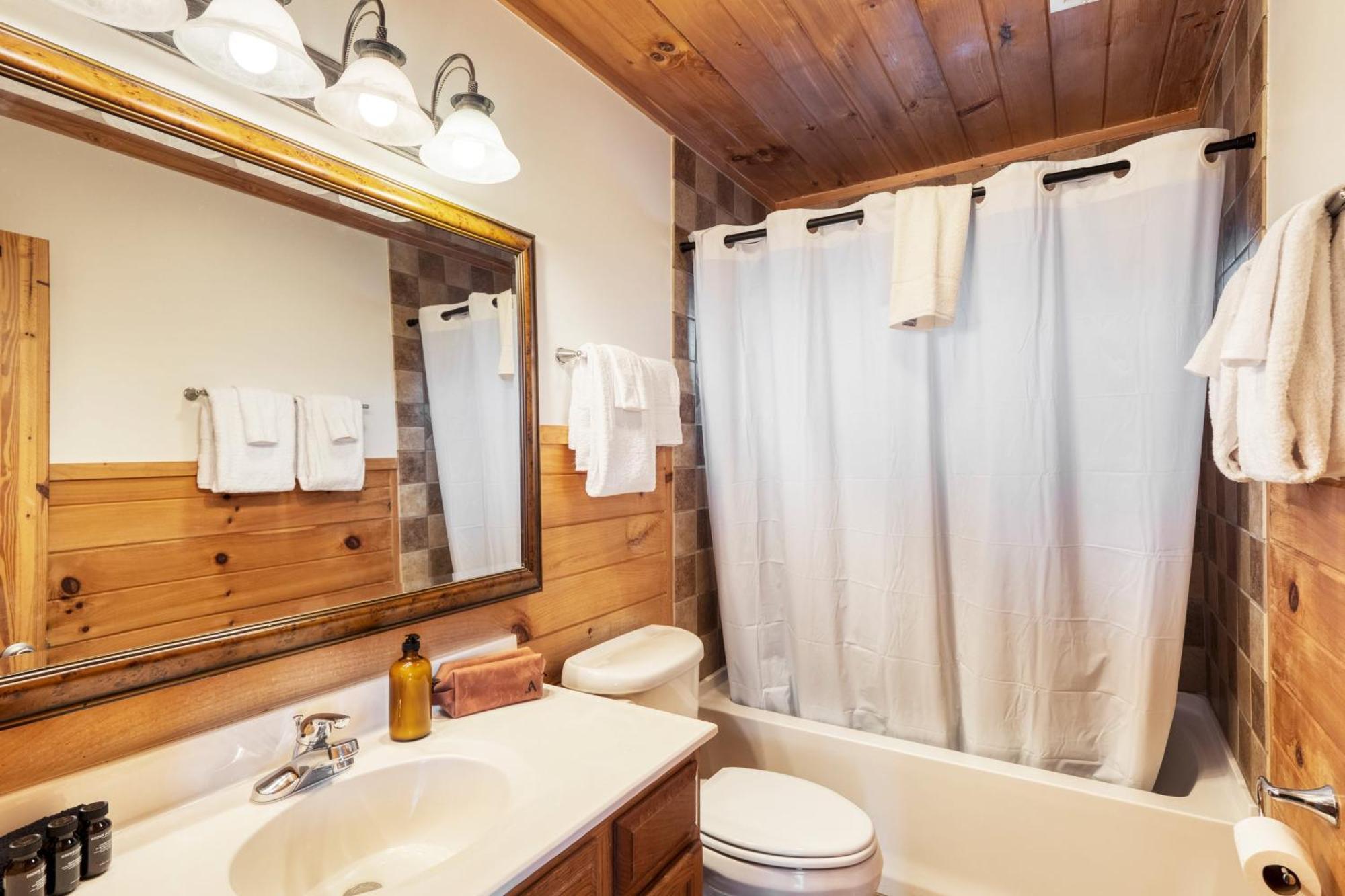Chestnut By Avantstay Mountain Cabin W Treetop Views Hot Tub Game Room Gatlinburg Bagian luar foto